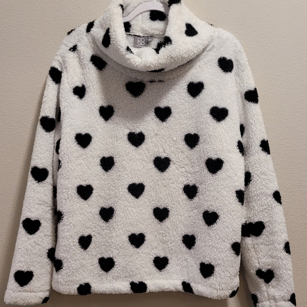 Cozy Heart Pattern Sweater - White and Black